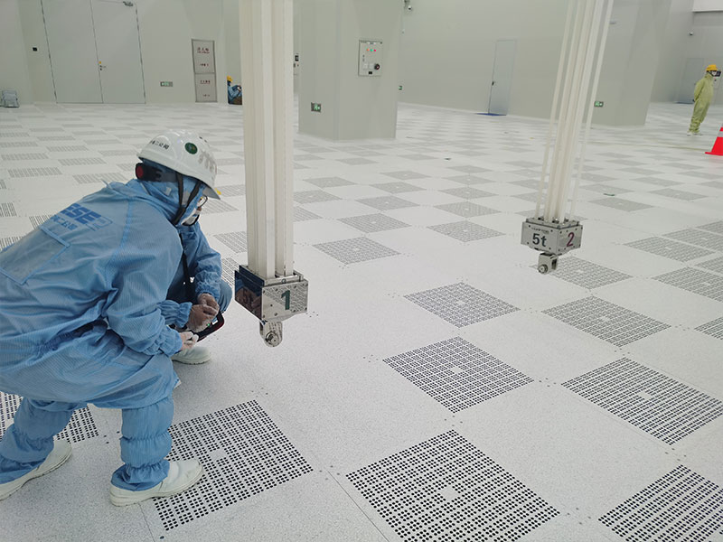 微米级精密控制与低振动纤维带葫芦